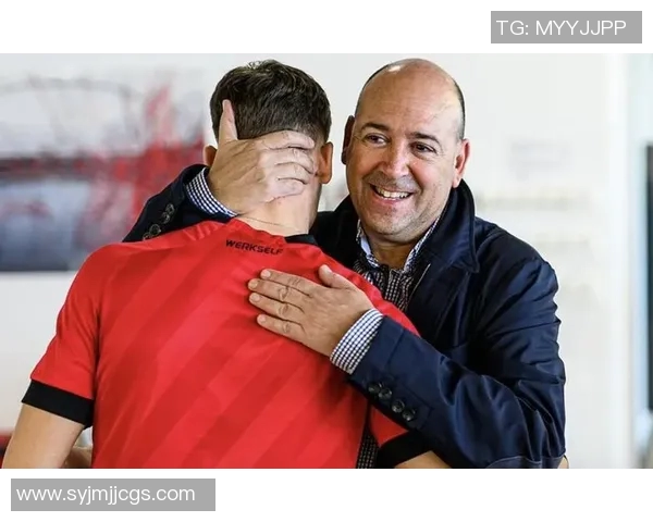 卡罗与足球明星的精彩瞬间：一组珍贵照片背后的故事与回忆